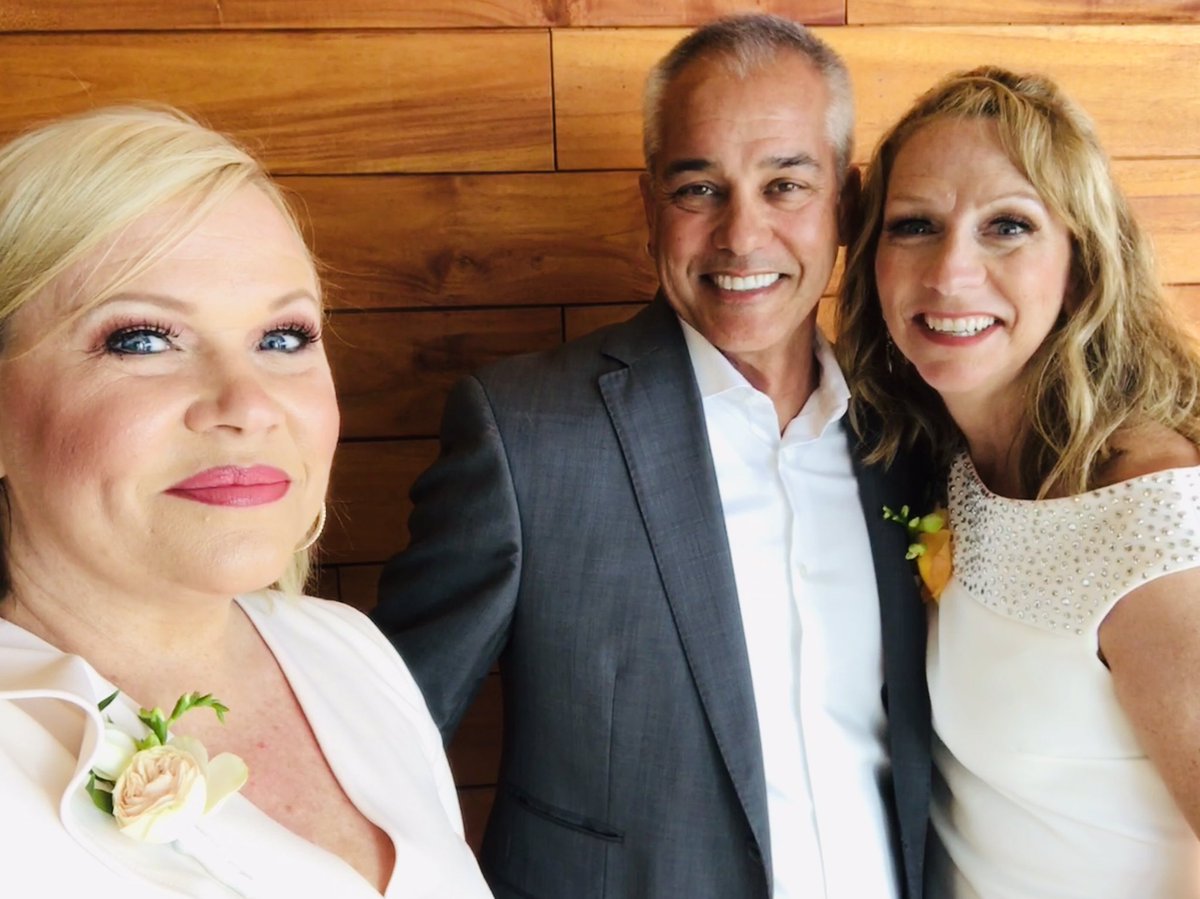 HOT! ESPN’s Holly Rowe has finally gone public with her wedding photos(00)